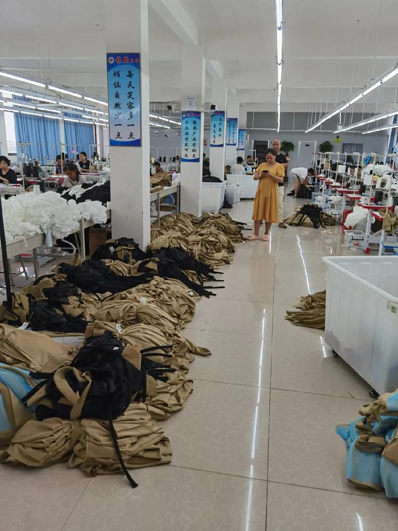 生產(chǎn)車間現(xiàn)場(chǎng) #工廠實(shí)拍視頻 #帶你走進(jìn)服裝廠 #努力的服